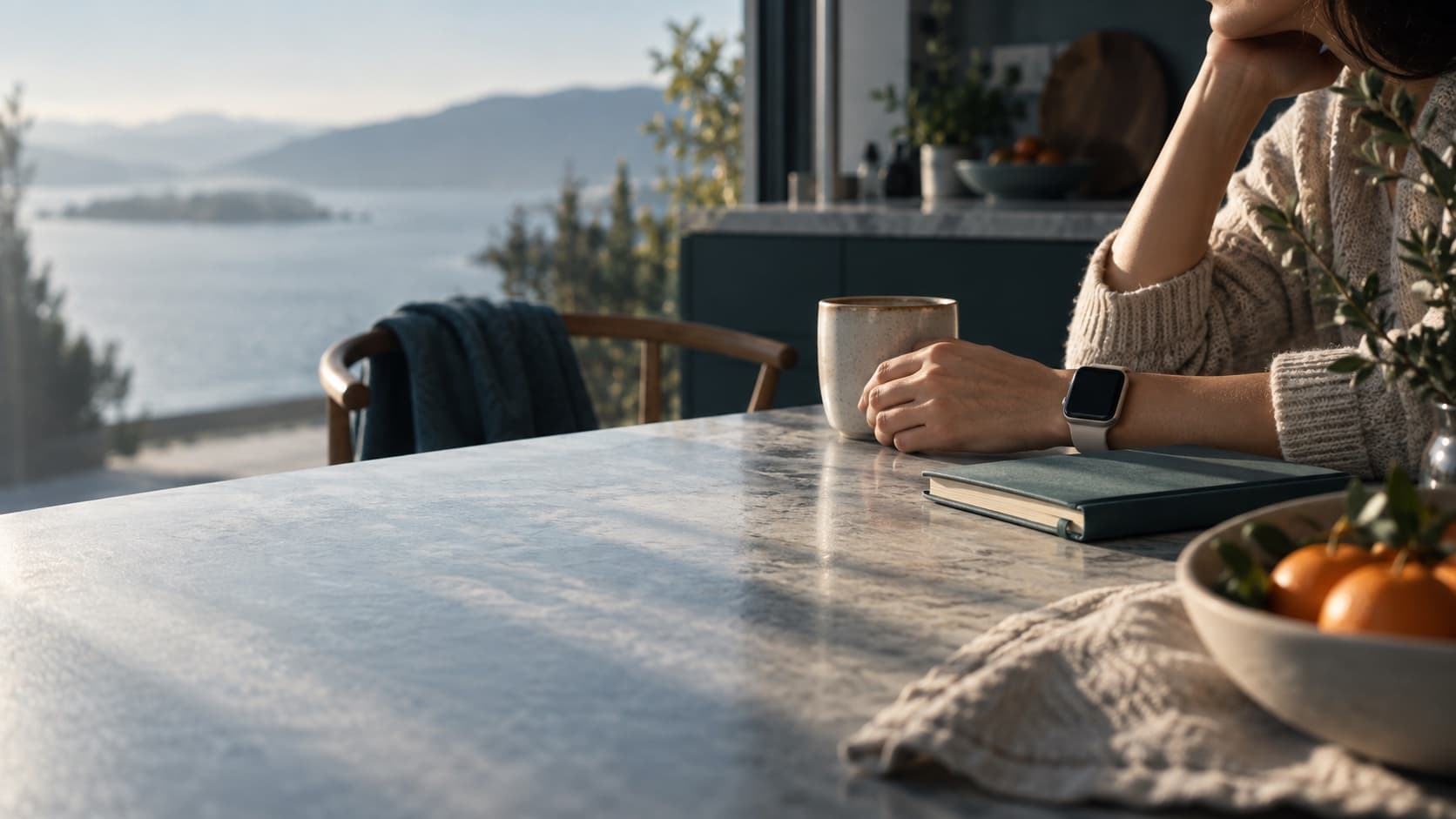 Apple Watch, tazza e taccuino su un tavolo in una mattina tranquilla